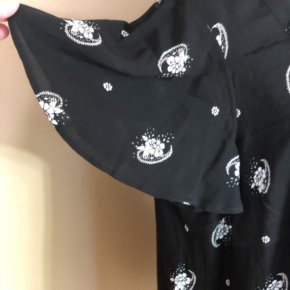 Torrid Criss Cross v-neck floral print blouse - Picture 3 of 7